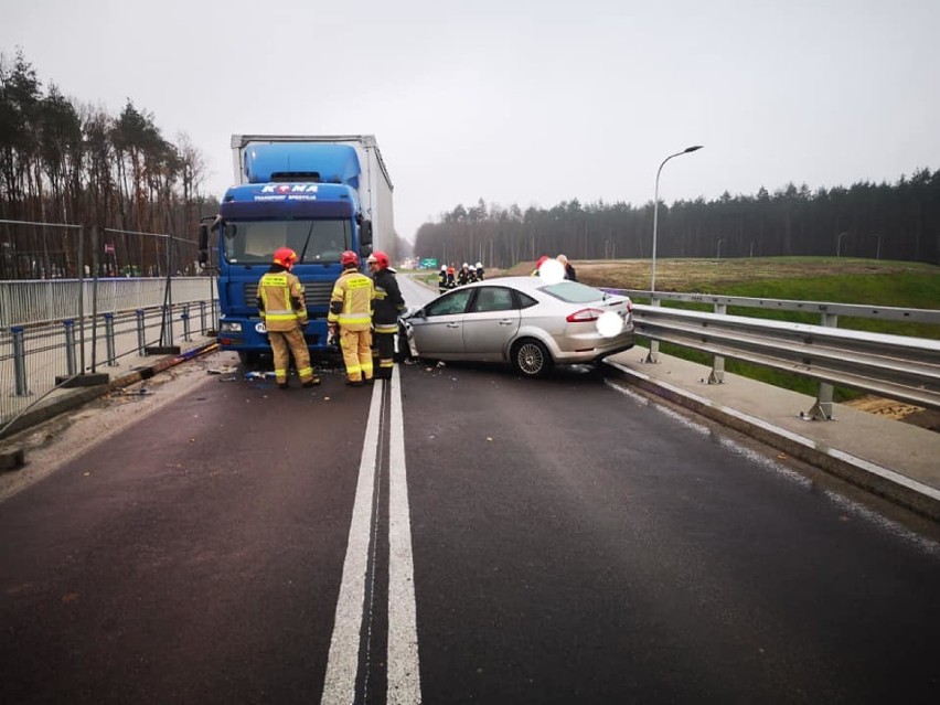 - Droga jest całkowicie zablokowana. Policja wyznaczyła...