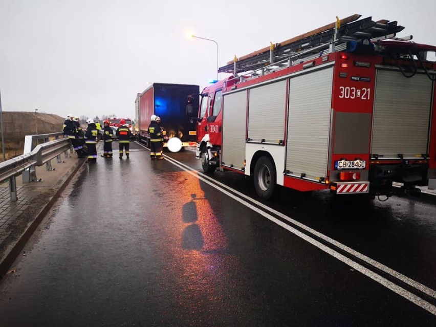 Wypadek na DK 25 w Tryszczynie. Ciężarówka zderzyła się z samochodem osobowym na nowym wiadukcie [zdjęcia]