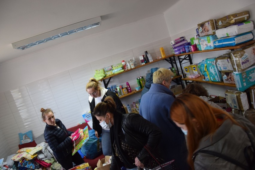 Darmowy "sklepik" dla uchodźców z Ukrainy w Zduńskiej Woli. Dary trafiają natychmiast do potrzebujących