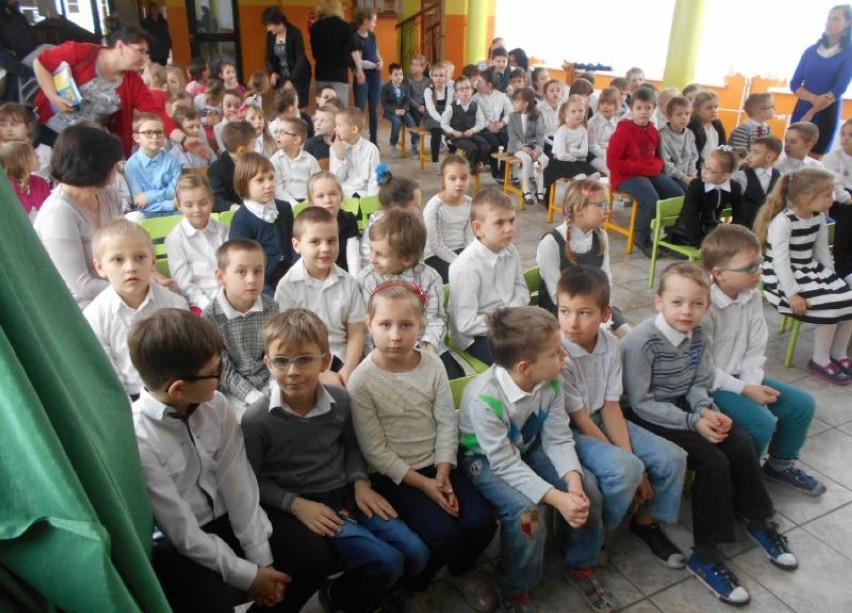 Uczniowie z SP 9 w Malborku pasowani najstarszą książką w szkole