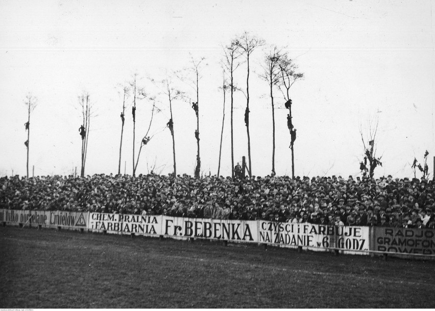 Mecz piłki nożnej Wisła Kraków - Cracovia w Krakowie 1938 r....
