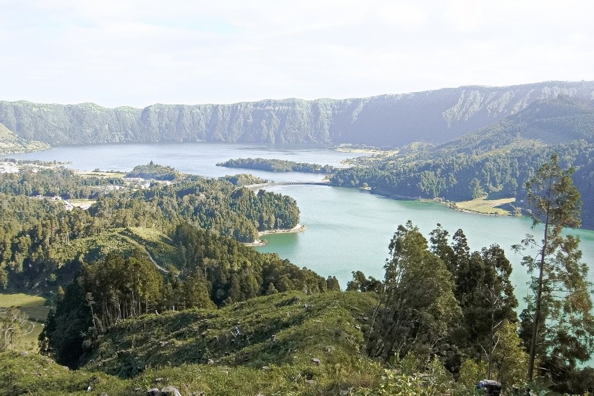 Turystów przyciągają do Ponta Delgada, stolicy Azorów,...