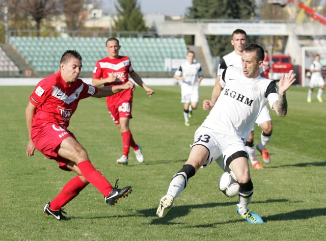 W 1/8 finału Zagłębie Lubin pokonało w Jaworznie GKS Tychy 1:0 po bramce Arkadiusza Piecha. Na zdj. w białej koszulce defensywny pomocnik (wtedy jeszcze stoper) Miedziowych Lubomir Guldan