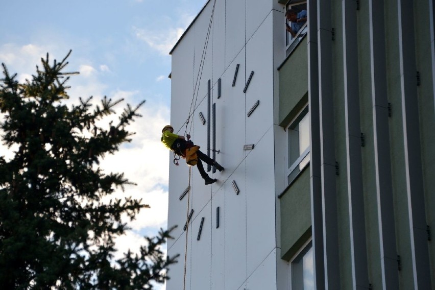 Zegar na Urzędzie Wojewódzkim w Kielcach odzyskał wskazówki. Zamontował je alpinista 