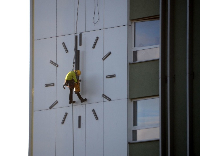 Zegar na Urzędzie Wojewódzkim w Kielcach odzyskał wskazówki. Zamontował je alpinista 