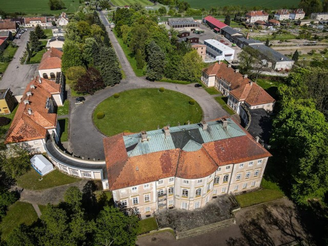 Od 1945 pałac w Pawłowicach koło Leszna należy do Zootechnicznego Zakładu Doświadczalnego, który jest filią Instytutu Zootechniki z Krakowa.