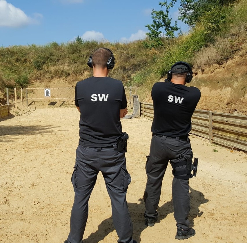 Strażnicy z Aresztu Śledczego w Grójcu ćwiczyli strzelanie i uczyli się ratować