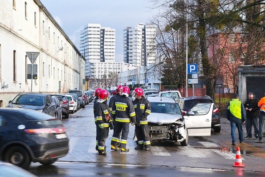 Wrocław. Dwa auta zderzyły się na ul. Braniborskiej [ZOBACZ FILM I ZDJĘCIA]                    