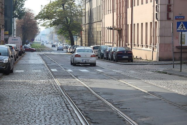Odcinek torowiska na Legionów między Gdańską i Kasprzaka wymaga natychmiastowego remontu. Tory są krzywe, a jeszcze bardziej zniszczona jest sieć trakcyjna.
