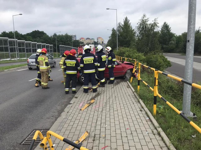 Samochód osobowy uderzył w barierki na ulicy Matuszczyka w Wodzisławiu Śl.