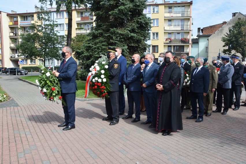 1 września złożono kwiaty przed Pomnikiem Wdzięczności w...