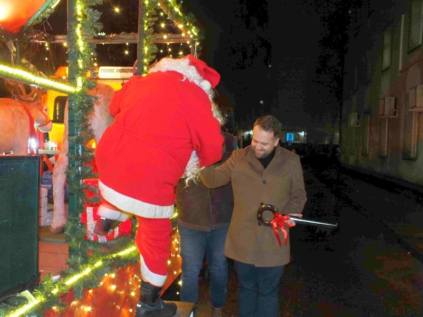 Święty Mikołaj gości w Starachowicach. Mieszkańcy zachwyceni! Zobacz film i zdjęcia