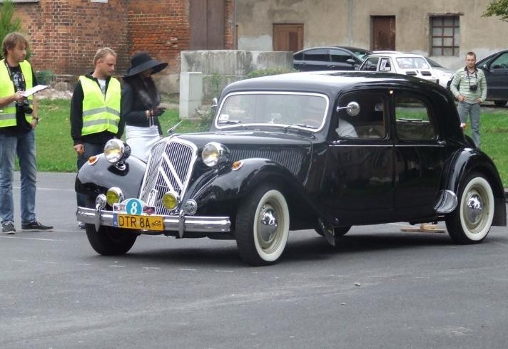 Koźmin, Dobrzyca: Cztery kółka Świętego i Edith Piaf. Zabytkowe auta na koźmińskim podzamczu ZDJĘCIA