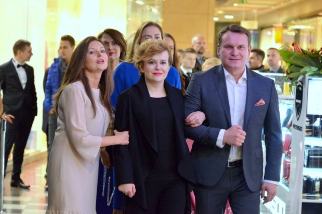 Od lewej: organizator akcji Agnieszka Migoń, posłanka Anna Krupka, poseł Dominik Tarczyński.