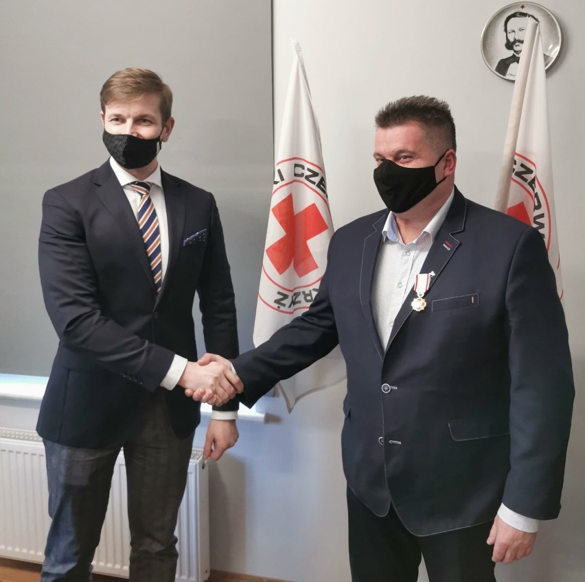 Malbork. Działacze PCK odznaczeni za wieloletnią działalność na rzecz czerwonokrzyskiej organizacji 