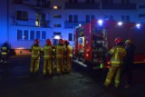 Nysa. Groźny pożar mieszkania na Rynku. Strażacy wynieśli z płonącego mieszkania poparzonego 35-latka