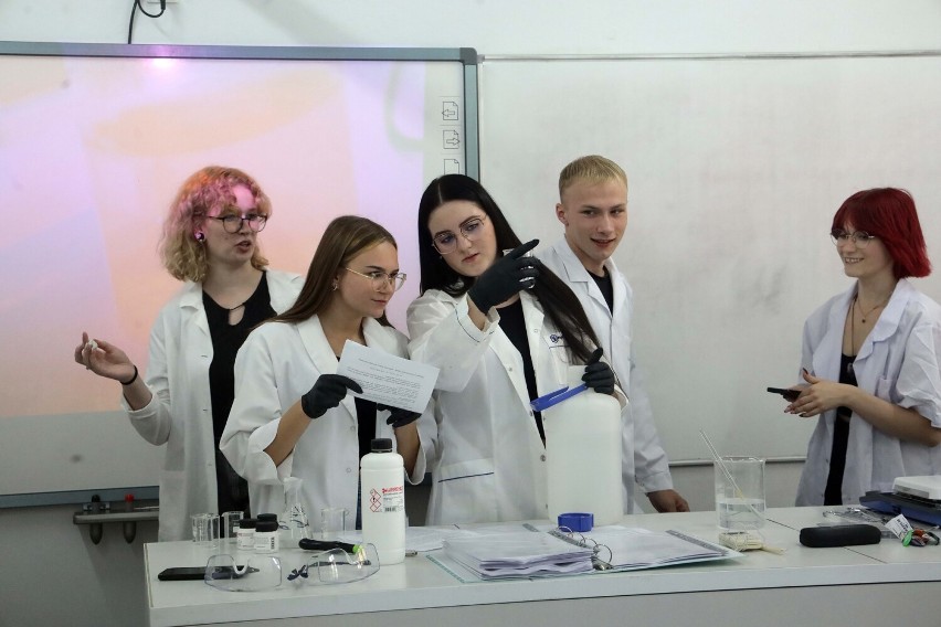 „Bez chemii nie ma przyszłości”, uczniowie z Miśni gościli w Legnicy, zobaczcie zdjęcia