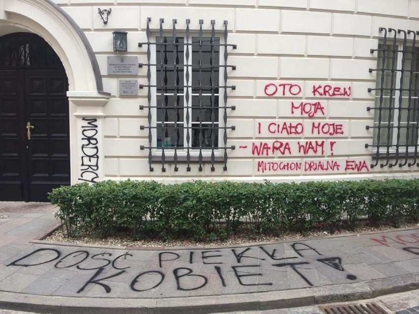Napisy na budynku kurii warszawsko-praskiej. "Mordercy kobiet", "Rwanda pamiętamy" [ZDJĘCIA]