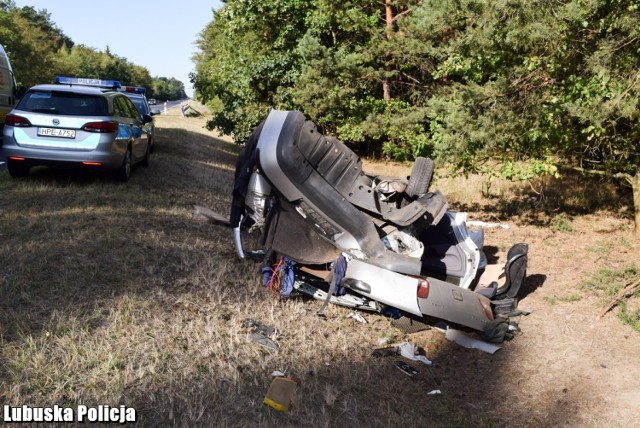 Ponad 40 funkcjonariuszy policji, straży leśnej, straży pożarnej, ochotniczej straży pożarnej i straży rybackiej szukało mężczyzny, który dachował samochodem. Okazało się, że 32-latek zamierzał popełnić samobójstwo.