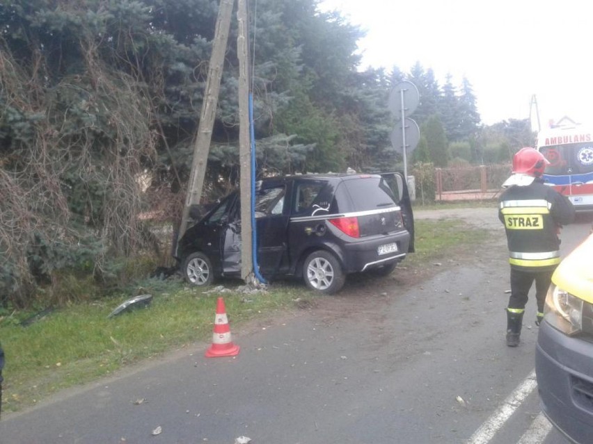 Wypadek w Lusowie - Samochód uderzył w słup energetyczny