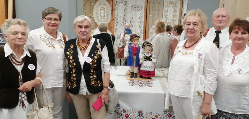 Tucholanie w Żukowie na salonie haftu tradycyjnego