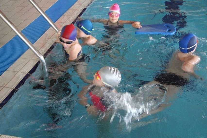 Wakacyjna nauka pływania na kieleckich pływalniach