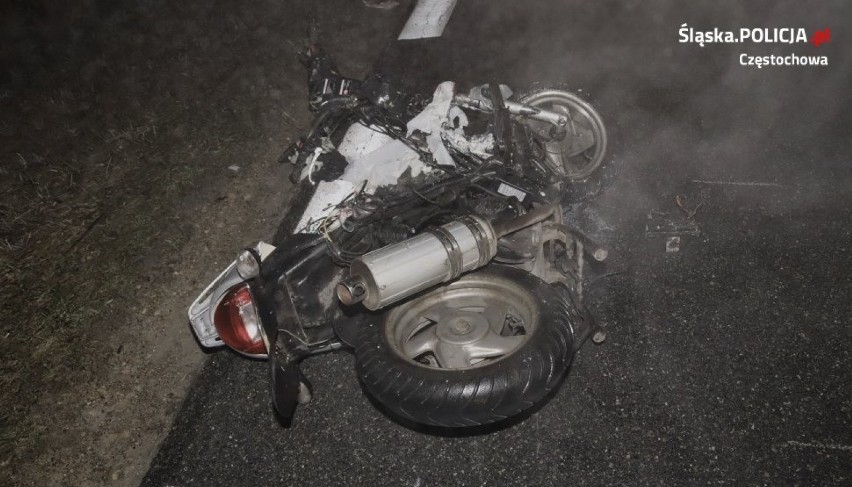Tragiczny wypadek w Lipiczach pod Częstochową. Kierowca opla wyprzedzał we mgle i zderzył się z motorowerzystką. Kobieta zginęła na miejscu