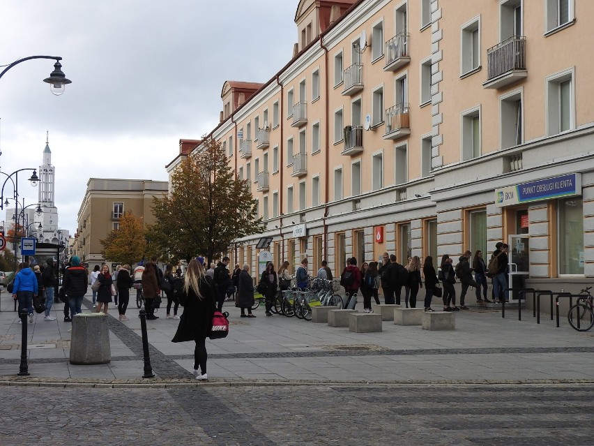 Kolejki po kartę miejską. Przy ulicy Lipowej tłumy studentów stoją w kolejce do punktu BKM