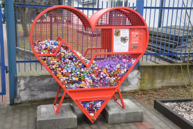 W ciągu tygodnia metalowe serce przy Przedszkolu nr 32 w Tarnowie wypełniło się w całości plastikowymi nakrętkami