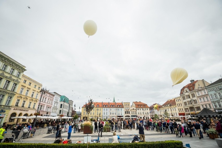 Ze Starego Rynku w Bydgoszczy wystartowała sonda stratosferyczna. Na wysłanie czeka kolejna [zdjęcia]