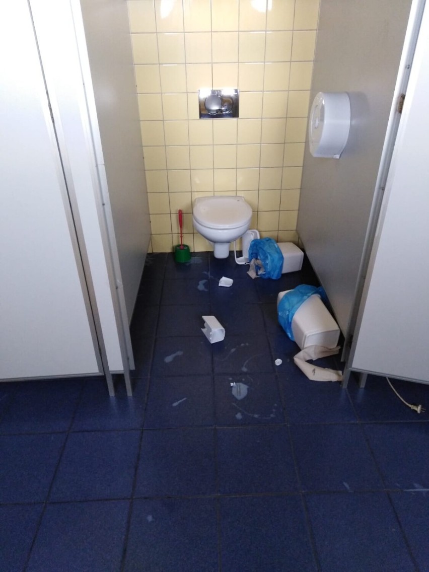 Młodociani wandale zdewastowali toalety na terenie Słonecznej Wyspy w Marklowicach. Odpracują swoje przewinienia. Jak?
