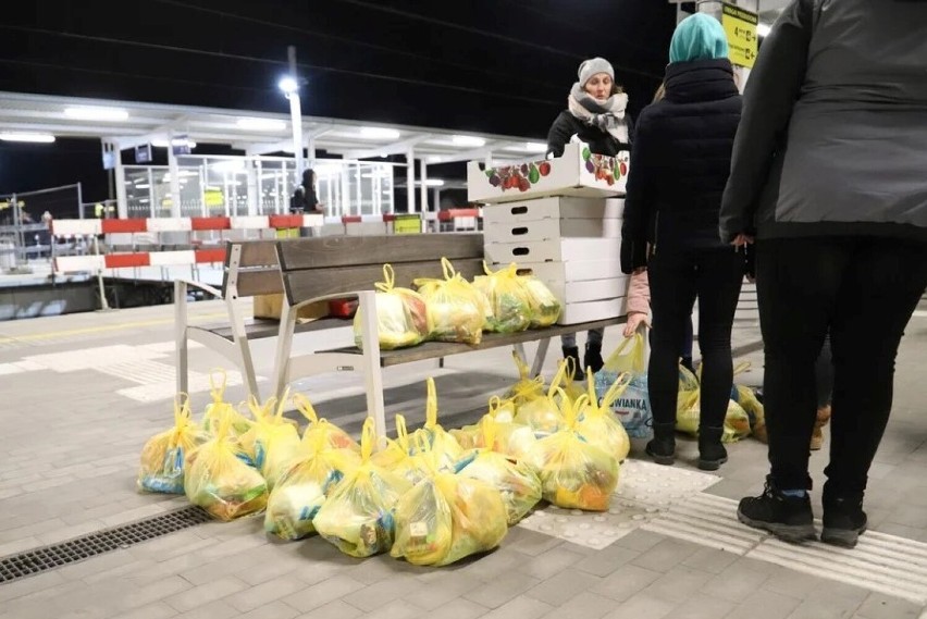 Na kutnowskim dworcu codziennie pojawiają się pociągi z uciekającymi przed wojną uchodźcami z Ukrainy