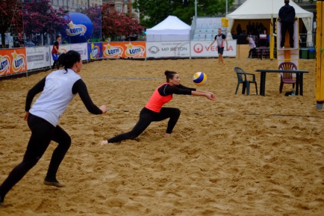 Siatkówka plażowa w centrum miasta