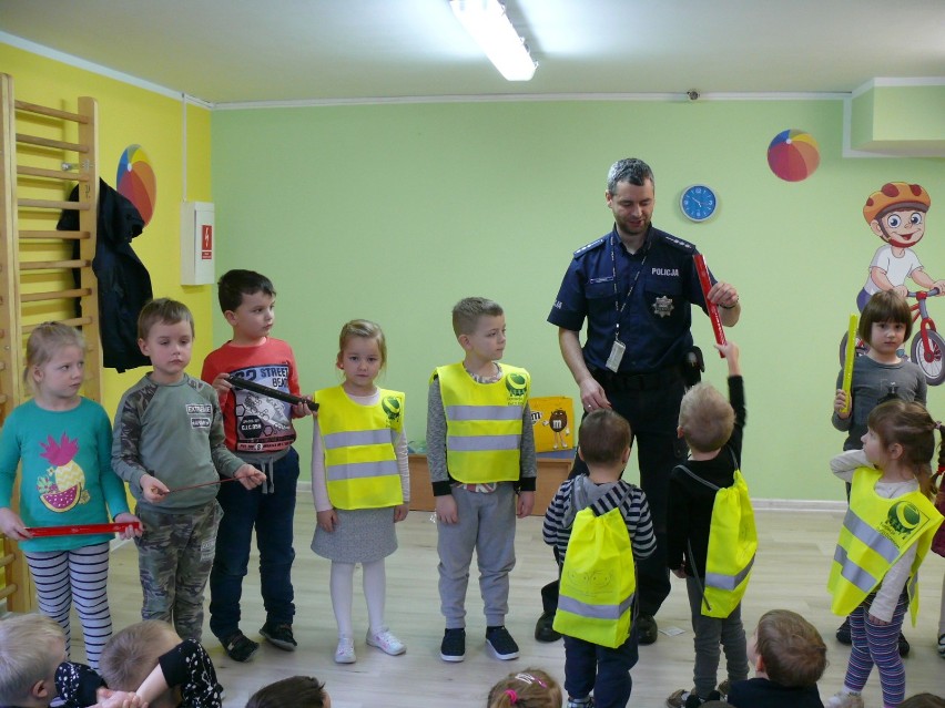 Legniccy policjanci o bezpieczeństwie z przedszkolakami