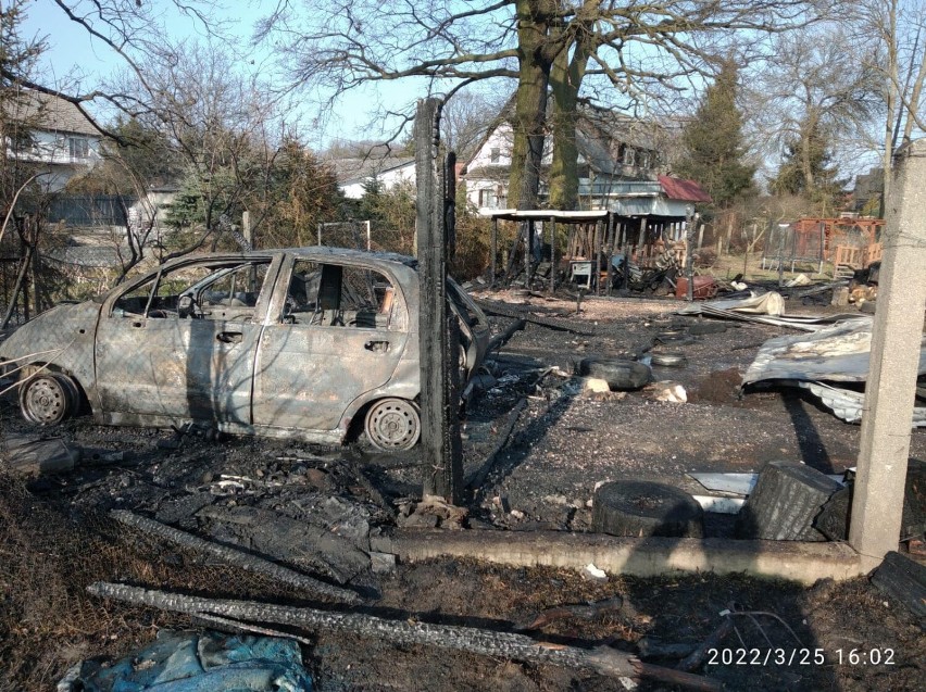Pożar w Jerzmanowicach w powiecie legnickim. Spłonęła wiata i zaparkowany pod nią samochód. W pożarze zginął pies 