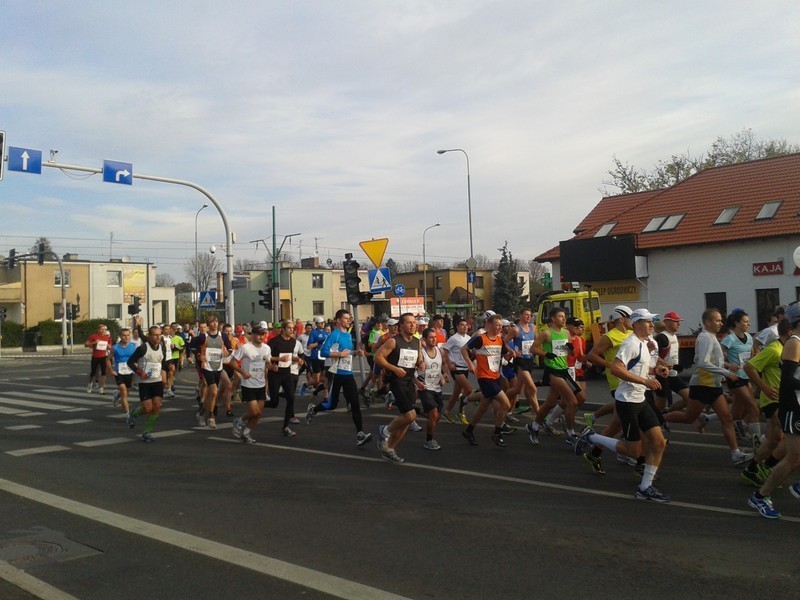 13. Poznań Maraton: Zawodnicy na ulicy Jugosłowiańskiej