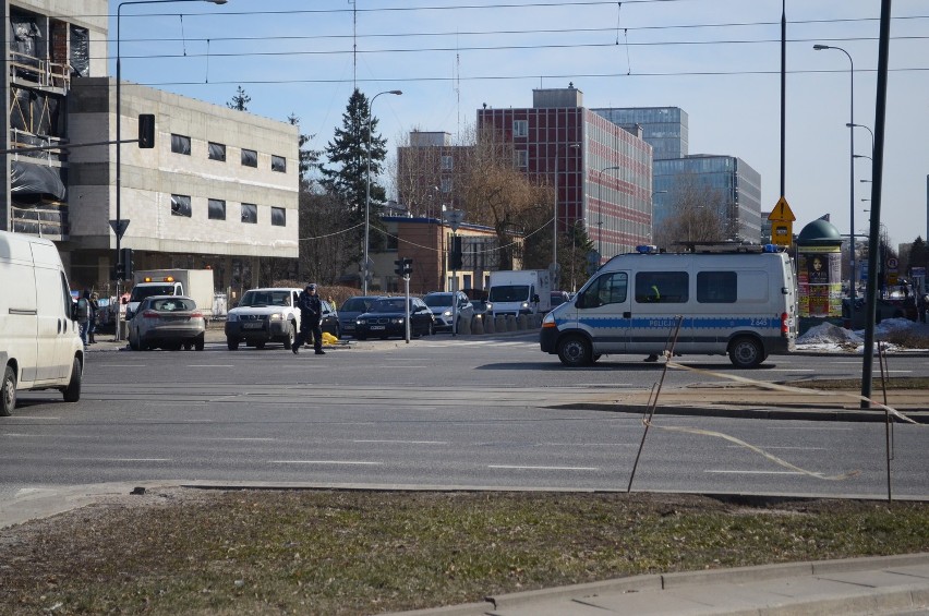 Wypadek na Domaniewskiej: Rozbite auto blokuje skrzyżowanie [ZDJĘCIA]