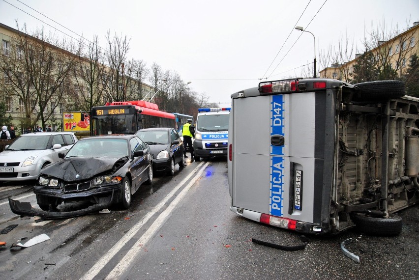 Wypadek radiowozu na Al. Racławickich. Pięć osób rannych, w...