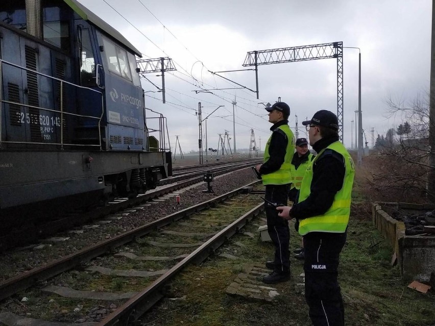 Policjanci w powiecie radziejowskim sprawdzali autokary szkolne z inspektorami ITD, a z sokistami dworzec kolejowy