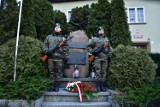 Hołd dla Powstańców Wielkopolskich 2022. W Janowcu Wielkopolskim złożono kwiaty przy obelisku [zdjęcia]