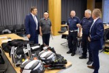 Dwa komplety strojów motocyklowych trafiły do sokólskich policjantów 