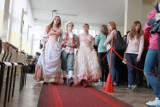 Pokaz mody barokowej w V LO w Lublinie
