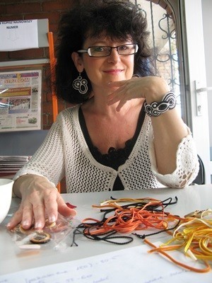 Pani Halina ma na sobie bransoletę i kolczyki, które zrobiła...