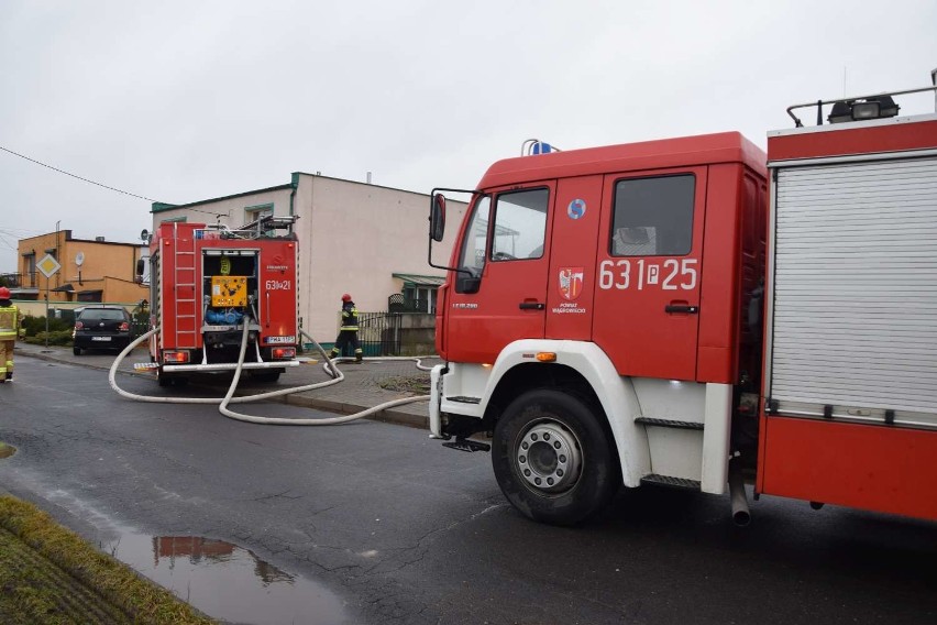 Wągrowiec: Pożar na Berdychowie. W płomieniach stanął budynek, w którym znajdowała się butla z gazem. Znane są ustalenia policji [ZDJĘCIA]