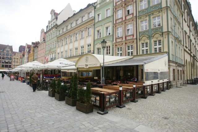 Ogródki gastronomiczne w Warszawie nadal z mniejszą opłatą. 75-procentowy rabat