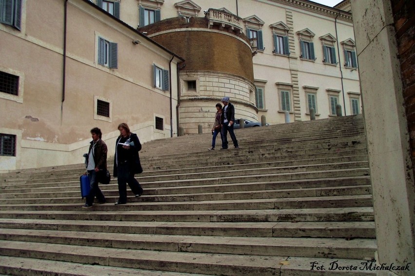 Wejście na plac kwirynalski - od strony Via della...
