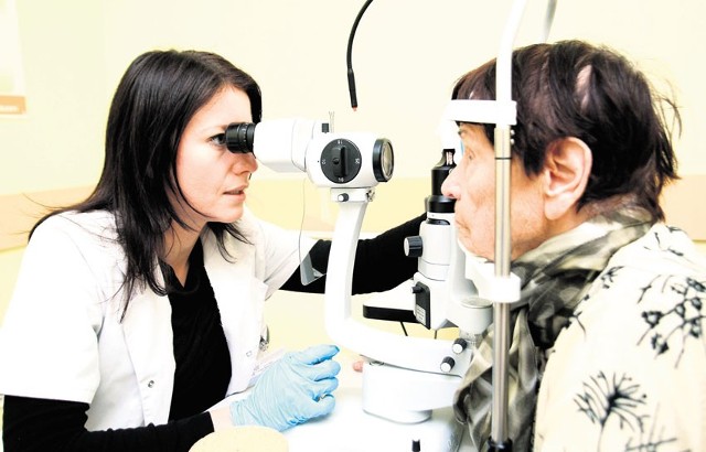 Dr Arleta Waszczykowska bada Irenę Hauk, która zgłosiła się do kliniki okulistycznej szpitala im. WAM.