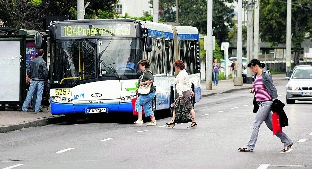 Prowizoryczne przejścia dla pieszych w okolicy gdyńskiej Hali Targowej są wyjątkowo niebezpieczne.