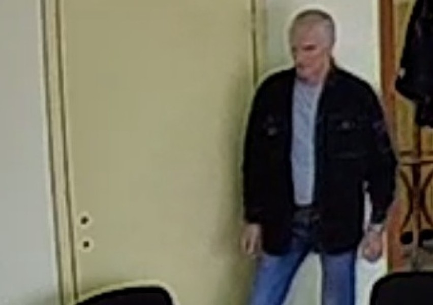 Mężczyzna poszukiwany za kradzież w Urzędzie Gminy w Sadkowicach