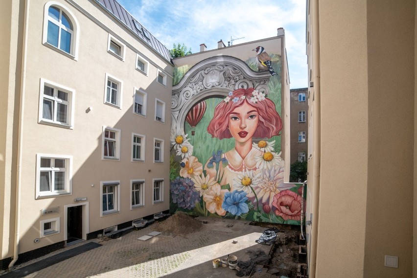 "Ogród, w tajemnicy za bramką” to nowy mural, który pojawił...